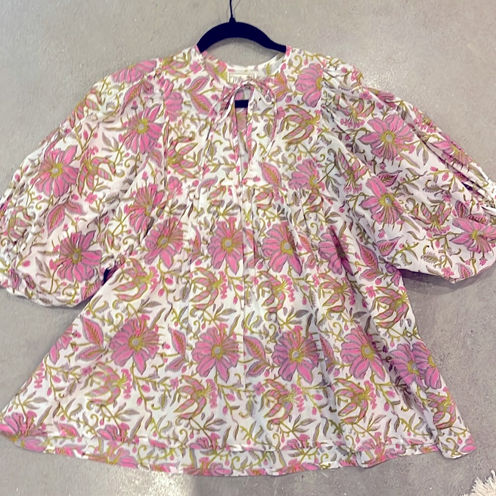 Mille resort & Travel beautiful cotton floral Top Blouse Size Large